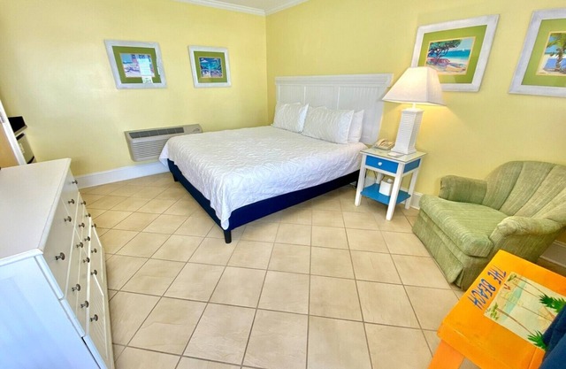 Pet-friendly, Pool, 3 Blocks to Beach! Unit 112