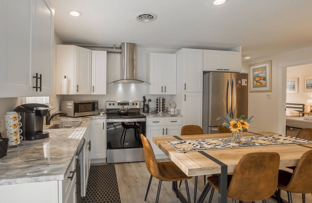 Pet Friendly Renovated Rehoboth Beach Condo w/Parking