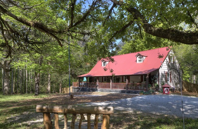 Pet friendly Two Bedroom Cabin W/ Fenced Backyard