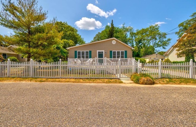 Pet Friendly with a Pool! Steps to the Bay!