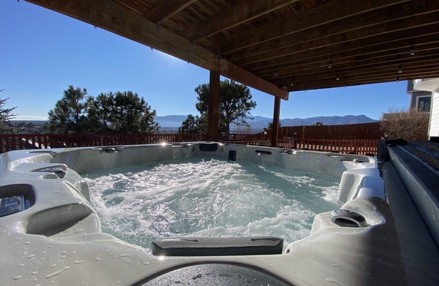 ✔Pets✔ ♕King Bed/Bath/Kitchen ♨Hot Tub♨ w views 🏞