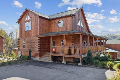 PF Plunge 4 Bedroom Cabin Private Indoor Pool Game Room Hot Tub Prime Location