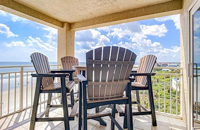 PH6A Palm House. Gorgeous beachfront condo