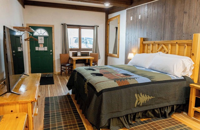 Phelps Lakeview Lodge King Room #2 - Pet Friendly