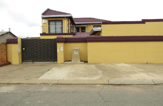 Phomolong Guest House Soweto