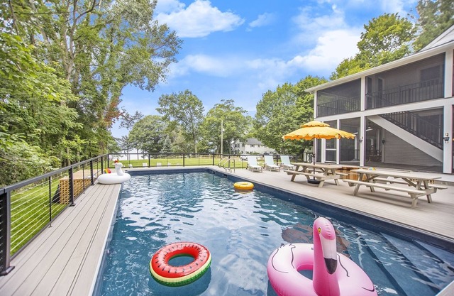 Pine Lodge: Swimming Pool, Hot Tub, Lake Michigan Beach, Sauna, Screen Porches