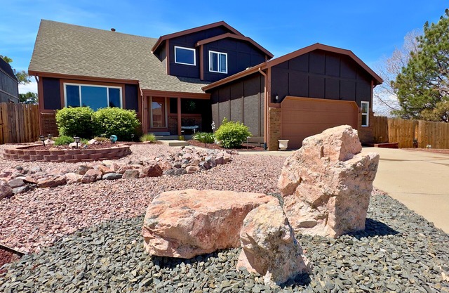 Pine & Peak - Bright, Airy Home w/Big Views in Peaceful Family Area