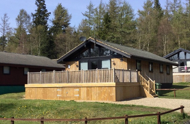 Pine Tree - 3 bedroom, 2 bathroom, Secluded Hot tub and Pet friendly