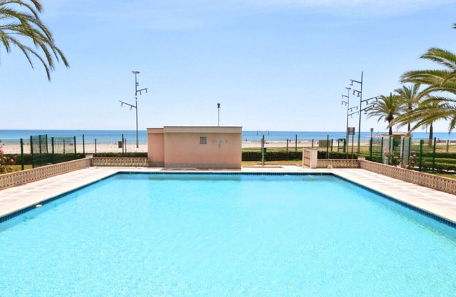 PINEDA 7 with communal pool, beach at 100m