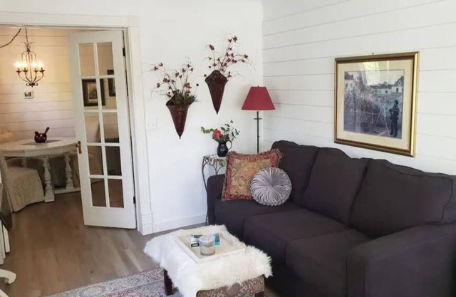 Pink House Cottage with Private Entrance!