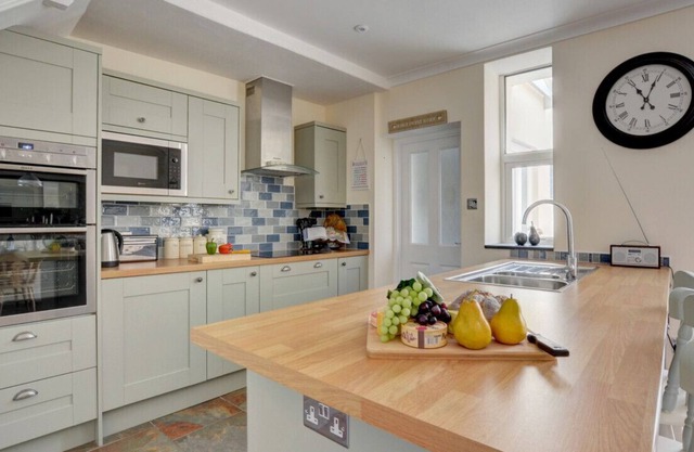 Pip's Corner - Three Bedroom House, Sleeps 6