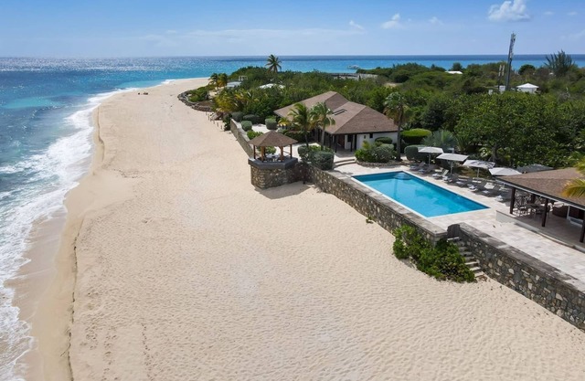 *PLEASE ENQUIRE FOR OUR SPECIAL RATES* 4 bedroom villa on Baie Longue Beach
