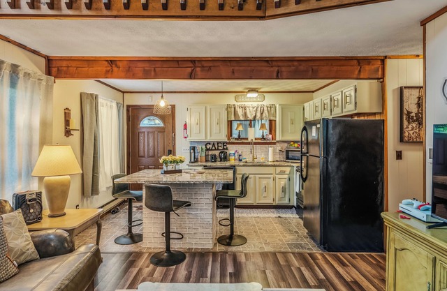 Pocono Escape with Game Room & Hottub - 30 Minutes to Delaware Water Gap