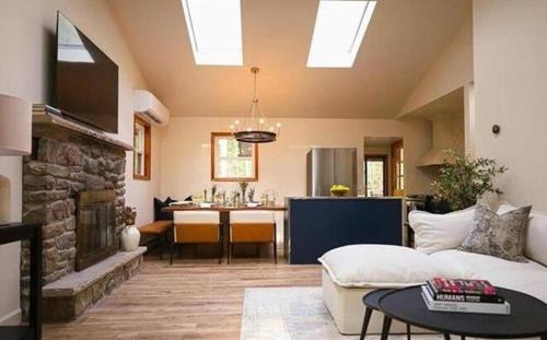 Poconos Cozy Cabin EV Charger Indoor Pool