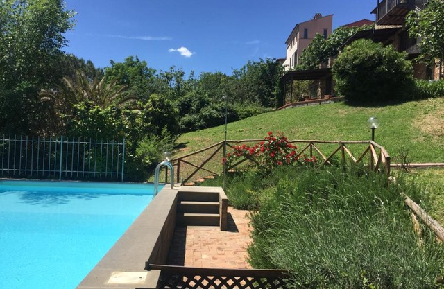 Podere L'Orsinghi in Ravi mit fantastischer Aussicht auf die Hügel der Maremma, Schwimmbad und Garten. Haustiere erlaubt. Kinderfreundlich