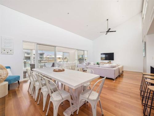 Pontoon Paradise - Waterfront Serenity in Geographe