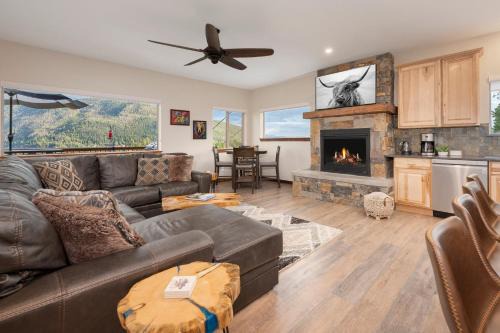 Pool Table, Expansive Mountain Views, New Construction, Close to Town