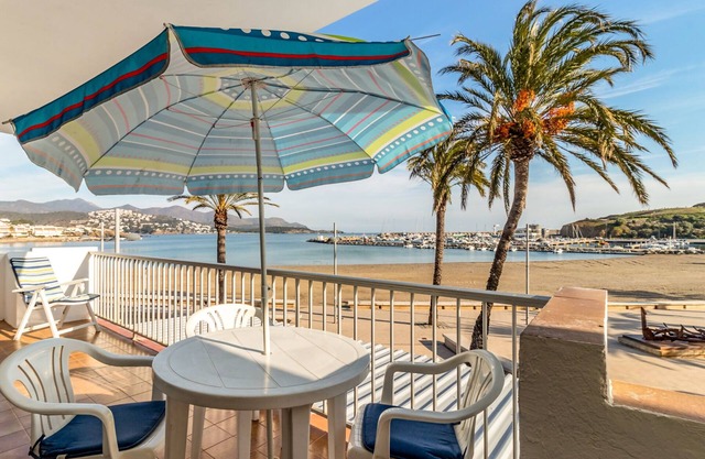 Port Llançà 30 - apartment right on the seafront