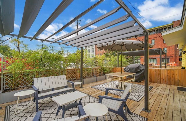 Posh Oasis w/Amazing Patio, Walk Everywhere by Lucky Savannah