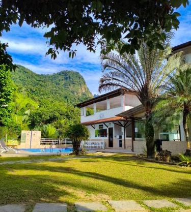 Pousada Cantinho do Sossego Paraty tem Piscina com Vista pra Montanha, Salão de Jogos, Café da Manhã, Estacionamento, Gerador de Energia, Próximo as principais Praias, Ilhas e Cachoeiras