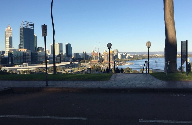 premium 5*location 2bed large apartment ,very comfortable walk to kings park