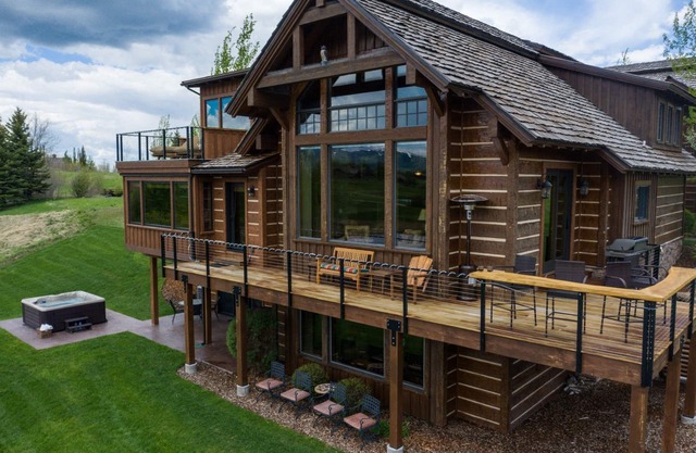 Premium lakefront log home with stunning views and exquisite finishes!