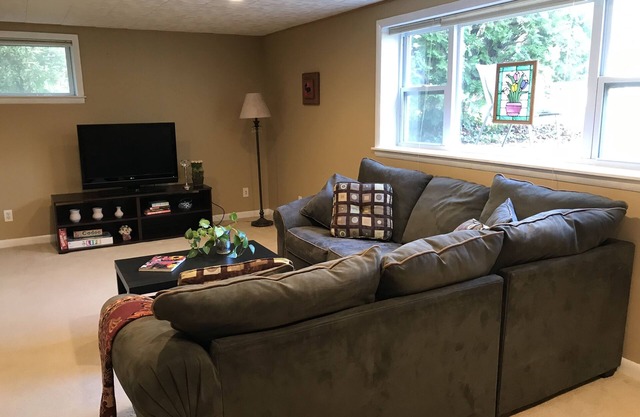 Price Drop!Minutes from DC!Huge, new reno’d apartment. Walk to shops, eateries!