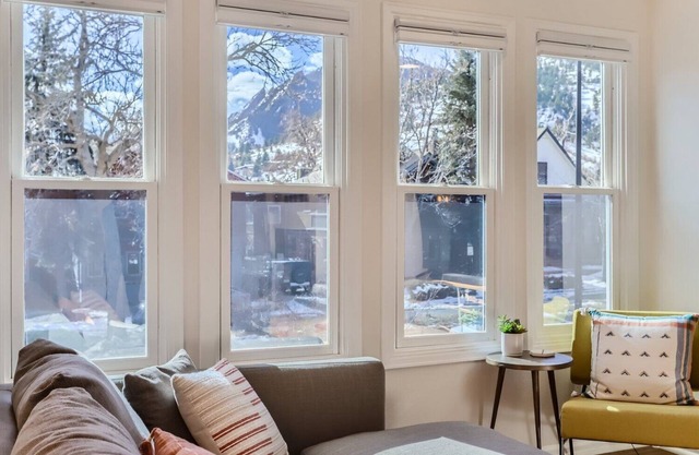 PRIME spot! Blocks to Downtown Pearl St. & Trails! Amazing Views!