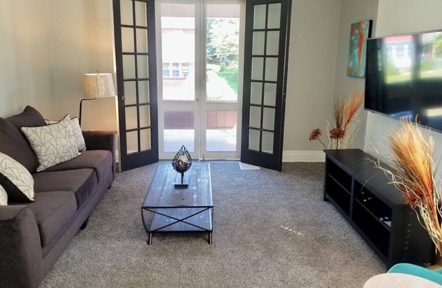 Private 3 bdrm Apt. Spacious, Clean and Convenient