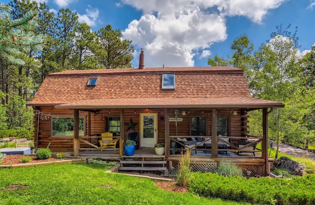 Private and Cozy 4bd/2.5ba Cabin w/Hot Tub