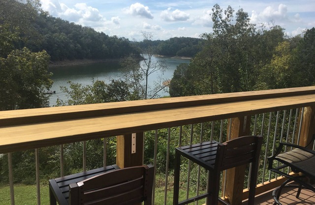 Private and Peaceful Lakefront Cabin, just north of Smokey Mountains
