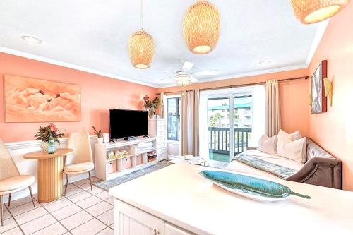 Private Balcony - Beach - Pool and Pickleball