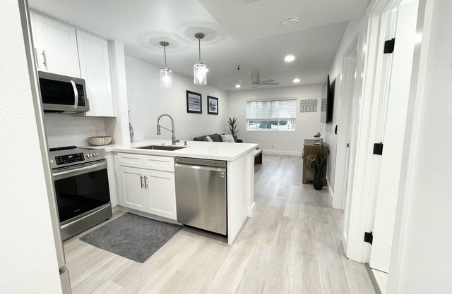 Private Beach Side Community Remodeled Unit w/Washer/Dryer/Parking/Jacuzzi
