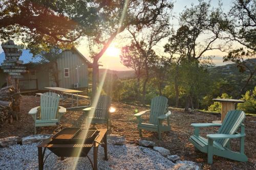 Private Cabin with Amazing Hilltop Views of Sunrise, Sunset and Wildlife & Hot Tub