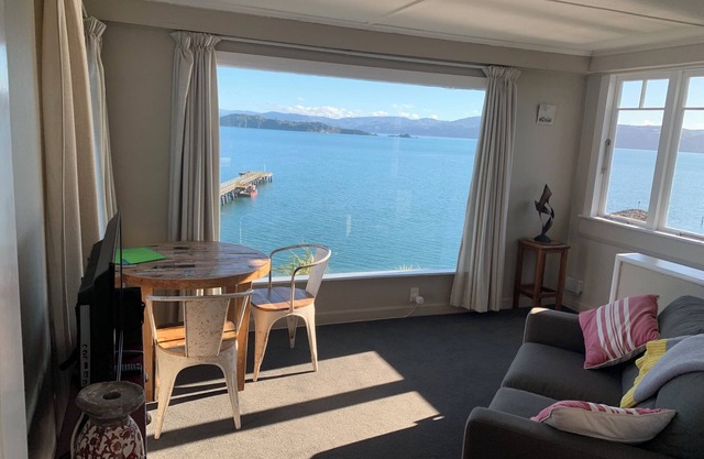 Private & cosy 1 bedroom. Amazing sea views, 1 minute away from the beach.