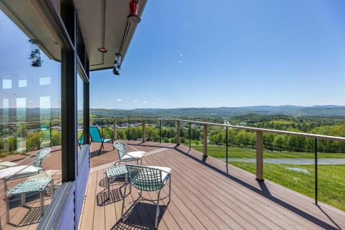 Private deck facing the Green Mountain Valley