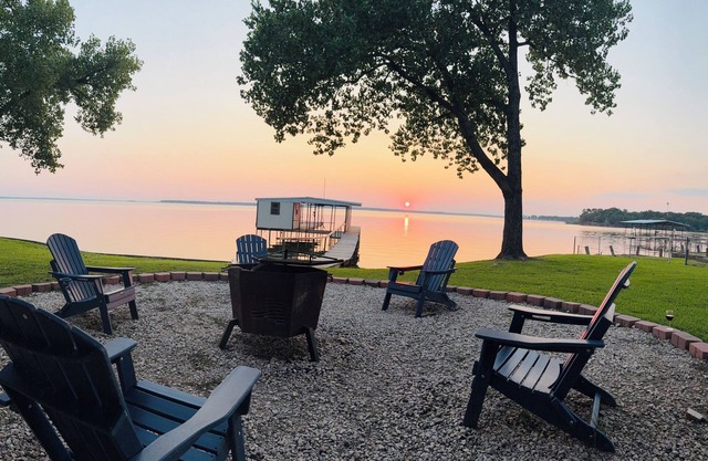 Private Fishing Dock, Boat Lift, Paddle Boards, Fire Pit - newly remodeled home