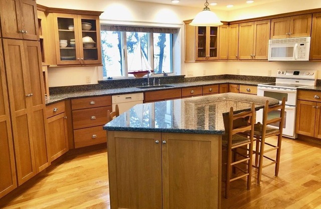 PRIVATE HEATED POOL! Pet friendly, sleeps 9 near the beach!