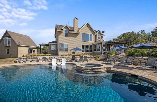 Private Hill Country Oasis withprivate pool &event space close to wedding venues