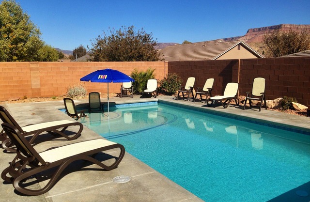 Private Home & Fenced POOL 32'x16', sleeps 15, Jacuzzi, TV/Game rm, Play-Set