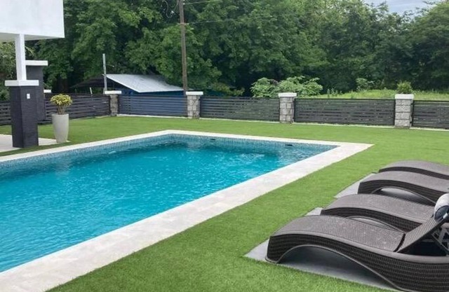 Private house with pool.10 min walk to Penca beach