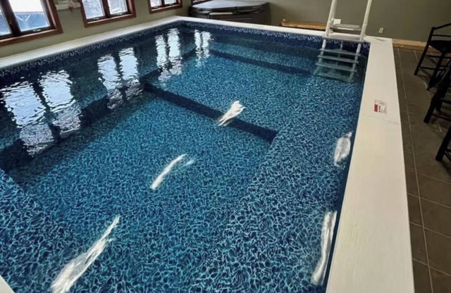 Private indoor pool & hot tub, 10 minutes to Gore, 25 minutes to Lake George