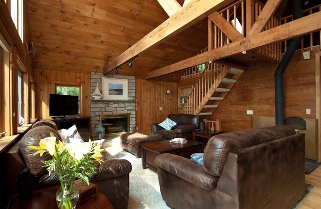 Private Lakeside near Burlington, Oversized Dock Skiing, Shopping, Fine Dining