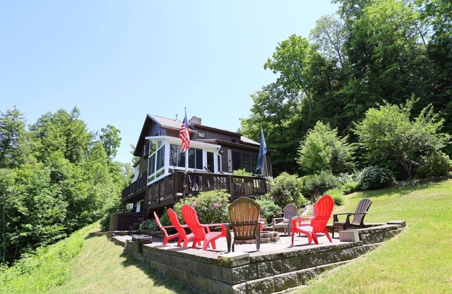Private Pet Friendly 4 Bedroom Deluxe Vacation Home, Close to Waterville Valley Resort!