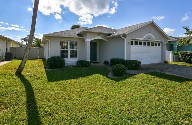 Private Pool, 3BR, 2BA Pet Friendly Steps to Beach!!