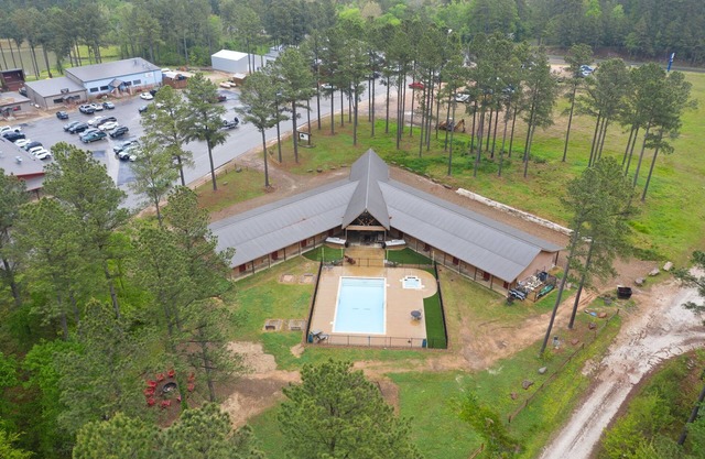 Private Pool 8 Bedroom Luxury Lodge - Big Timber Lodge Tons Amenities and lodgin