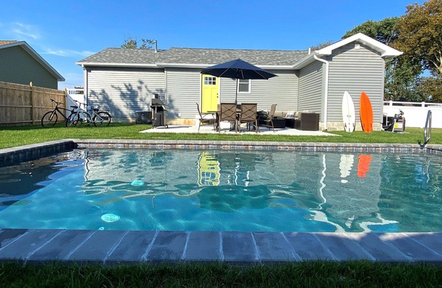 Private pool and yard with a king primary suite - linens & towels included!
