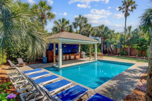 Private Pool Putting Green Steps to Isle of Palms Beach Paradise on Palm
