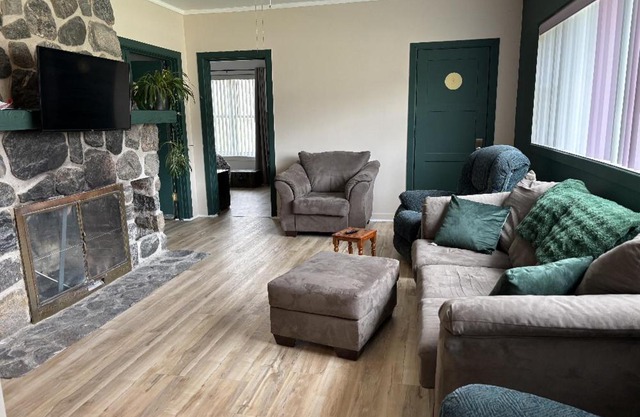 Private Room 5 In A Spacious 5-bedroom Home