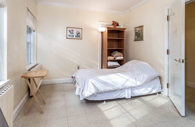 Private Room in Grand Estate w/ Separate Entrance